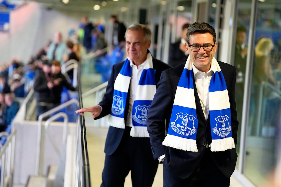 Il primo ministro britannico Andy Burnham, a destra, e il primo ministro canadese Mark Carney alla partita di calcio della Coppa di Lega inglese tra Everton e Wolverhampton Wanderers (Justin Tang/The Canadian Press via AP)