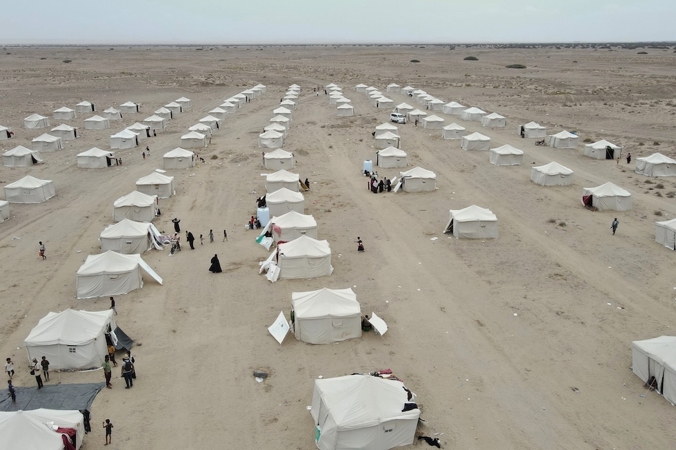 Yemeniti sfollati tra le tende del campo di Al-Firdaws, appena fuori Aden, nel sud del paese (AP Photo/Abdulnasser Alseddik)
