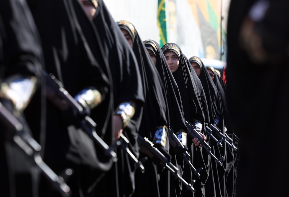 Donne iraniane appartenenti al gruppo paramilitare bassij a una parata (EPA/Abedin Taherkenareh via Ansa)