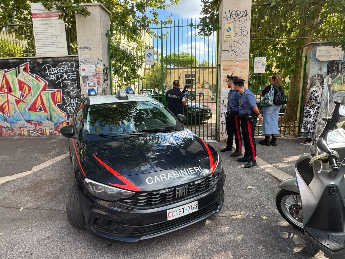 A Roma uno studente di 13 anni ha accoltellato un’insegnante a scuola, filmando l’aggressione