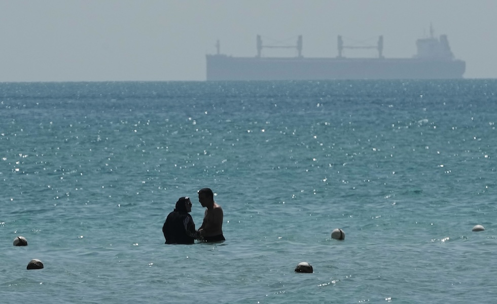 Due persone fanno il bagno nella città di mare Sokhna nel golfo di Suez (Amr Nabil/AP)