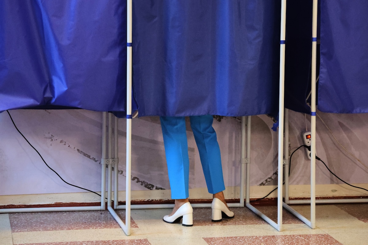 Una donna vota a Donetsk, il 18 settembre 2026 (AP Photo)