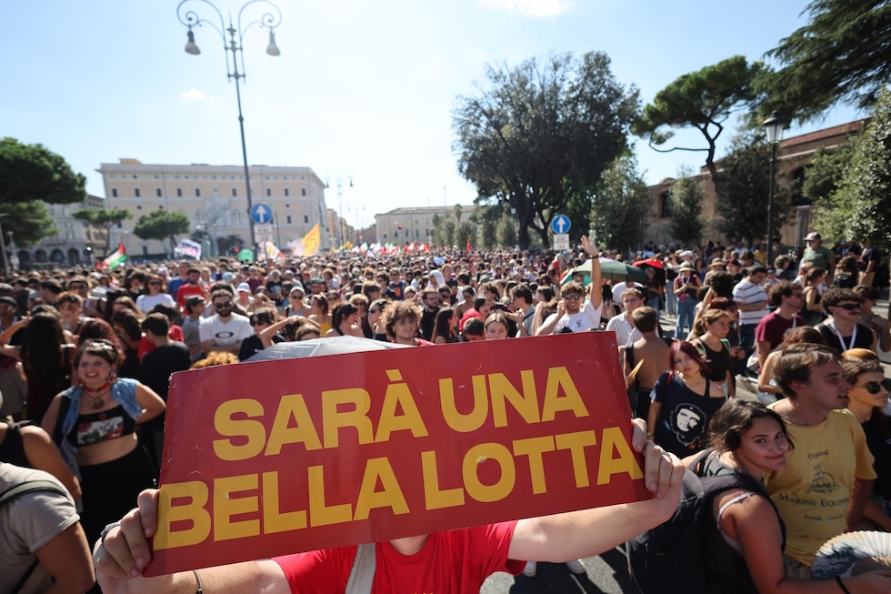 Sabato 19 settembre a Roma si è tenuta la manifestazione a sostegno del'ex palazzo occupato Spin Time Labs (Massimo Percossi/Ansa)