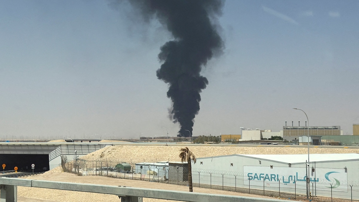 C’è una grossa colonna di fumo nero vicino all’aeroporto principale di Riyad, in Arabia Saudita