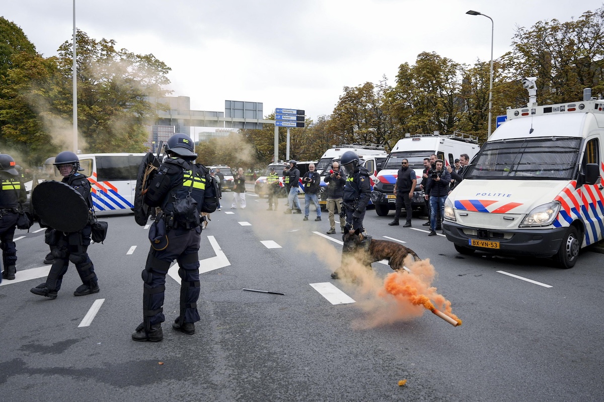 All’Aia, nei Paesi Bassi, la polizia ha represso una manifestazione violenta di estremisti di destra