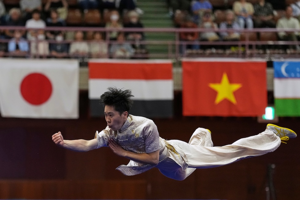 L'atleta giapponese Kohtaro Higashi gareggia alla finale della competizione di arti marziali maschili ai Giochi asiatici di Nagoya (Mark Baker/AP)