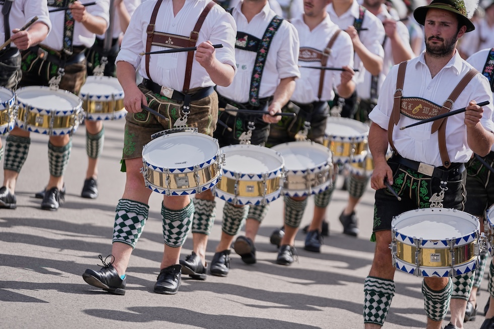 Un gruppo di suonatori di tamburi prendono parte alla parata in costume in occasione della 191esima edizione dell'Oktoberfest (Matthias Schrader/AP)