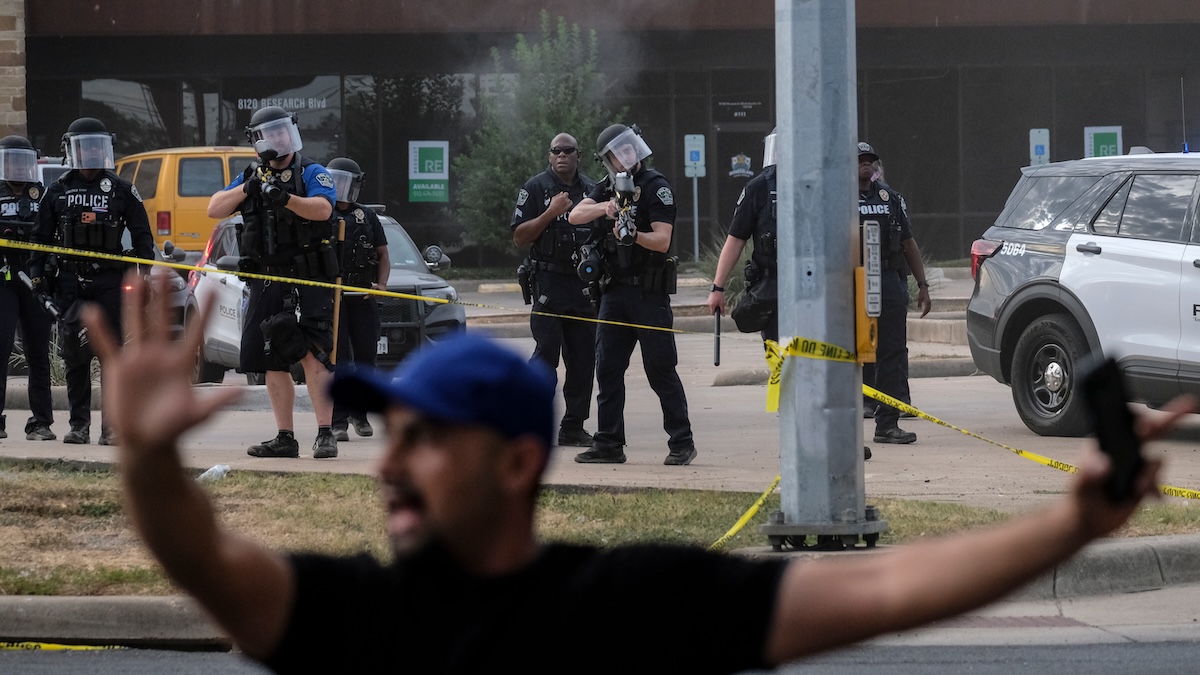 in texas un agente dell8217ice ha sparato a un uomo e lo ha ferito gravemente da Ilpost.it in texas un agente dell8217ice ha sparato a un uomo e lo ha ferito gravemente