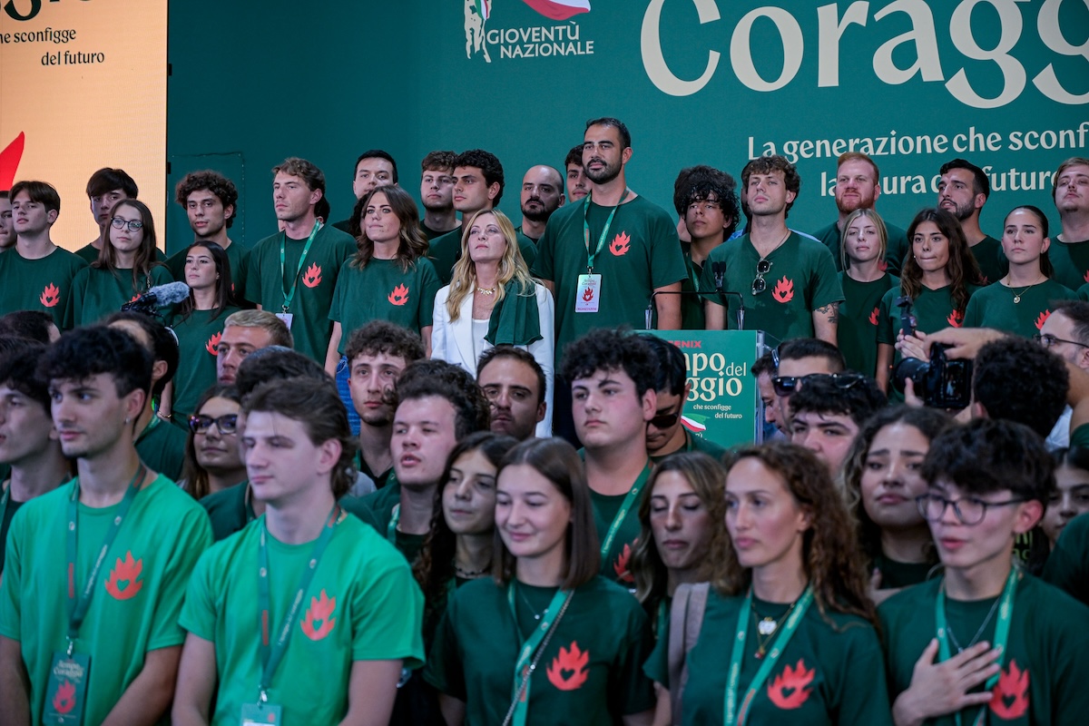 Meloni dice che il governo limiterà il numero di studenti stranieri nelle classi per legge