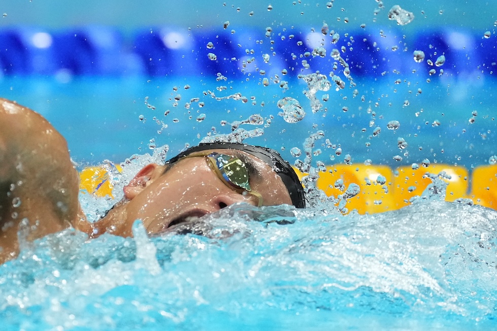 Katsuhiro Matsumoto del Giappone nella staffetta 4x200 metri stile libero maschile di nuoto ai Giochi asiatici (AP Photo/Hiro Komae)