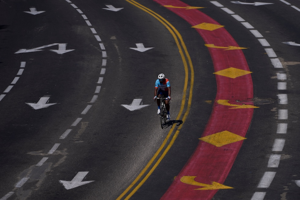 Un uomo in bici in una strada vuota per la festa dello Yom Kippur (che in ebraico significa "giorno dell’espiazione"), una delle più solenni della religione ebraica (AP Photo/Ohad Zwigenberg)