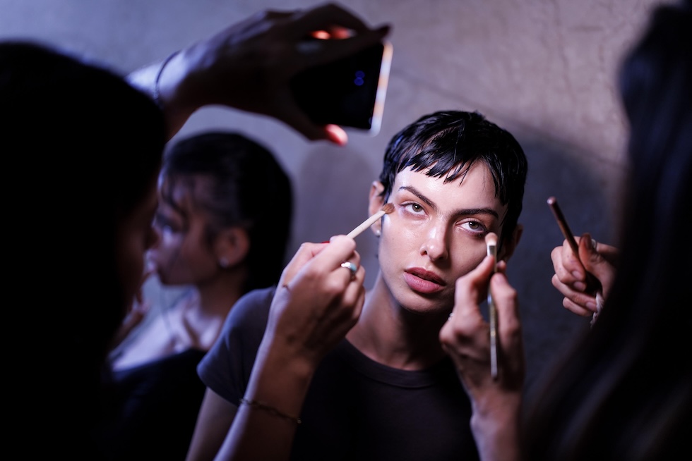 Una modella truccata nel backstage della sfilata dello stilista Dimitra Petsa (EPA/TOLGA AKMEN/Ansa)
