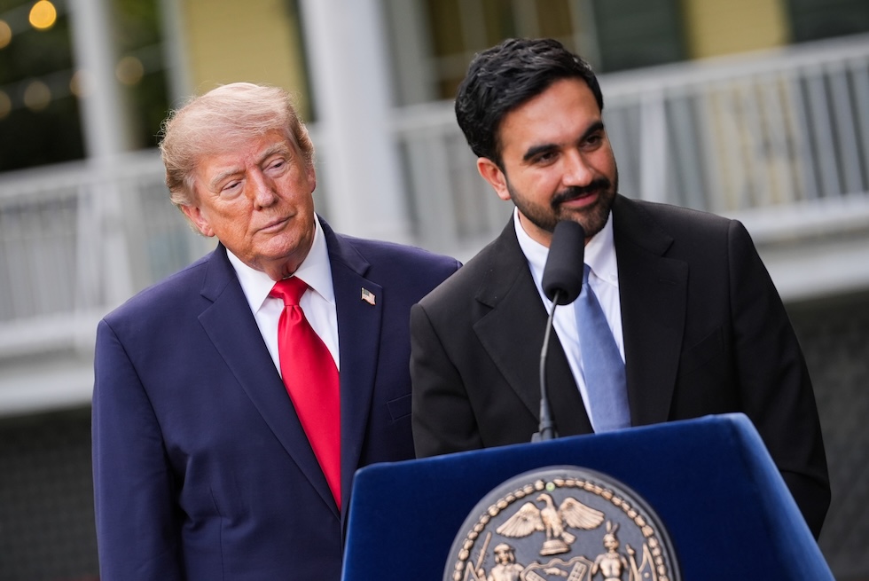 Il presidente degli Stati Uniti Donald Trump guarda il sindaco di New York Zohran Mamdani mentre parla a una conferenza stampa congiunta a Gracie Mansion, la residenza ufficiale del sindaco di New York (AP Photo/Julia Demaree Nikhinson)