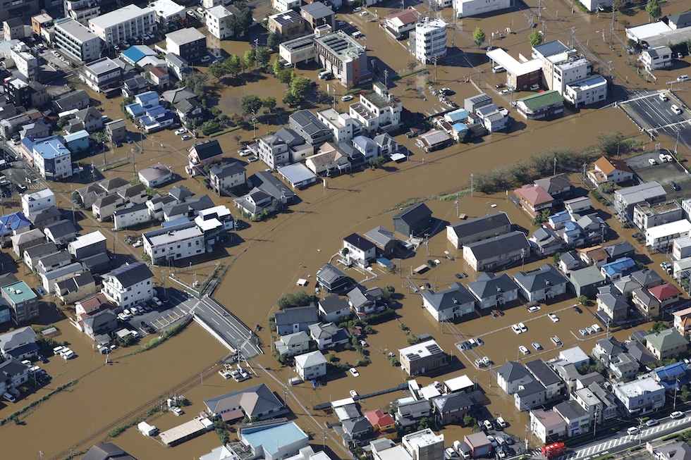 Una zona residenziale allagata dalle forti piogge provocate dal tifone Dujuan (Kyodo/via REUTERS)