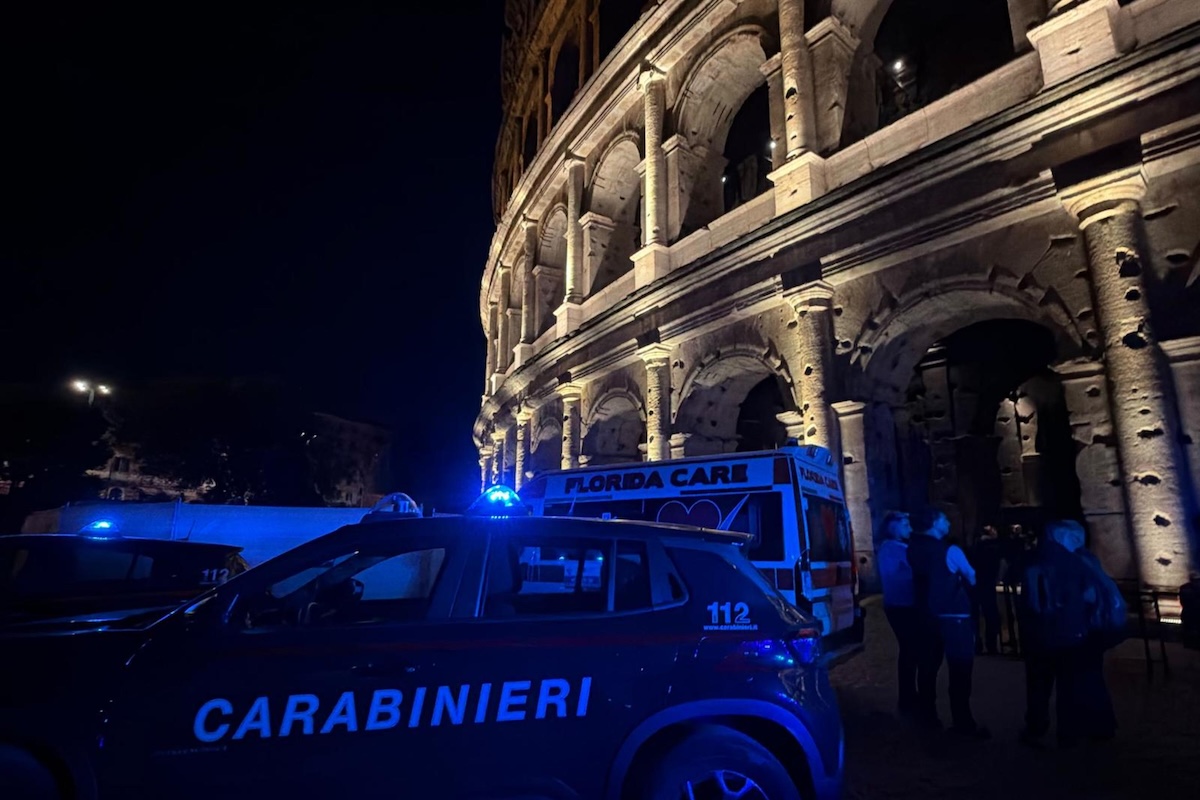 Un operaio di 22 anni è morto dopo essere caduto da circa 10 metri all’interno del Colosseo