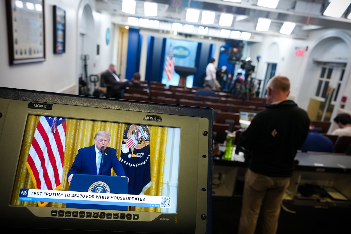 Un discorso di Trump trasmesso su uno schermo della sala stampa della Casa Bianca, il 16 luglio