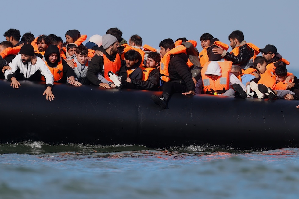 Un gruppo di migranti a bordo di un gommone per attraversare il Canale della Manica (AP Photo/Jean-Francois Badias)