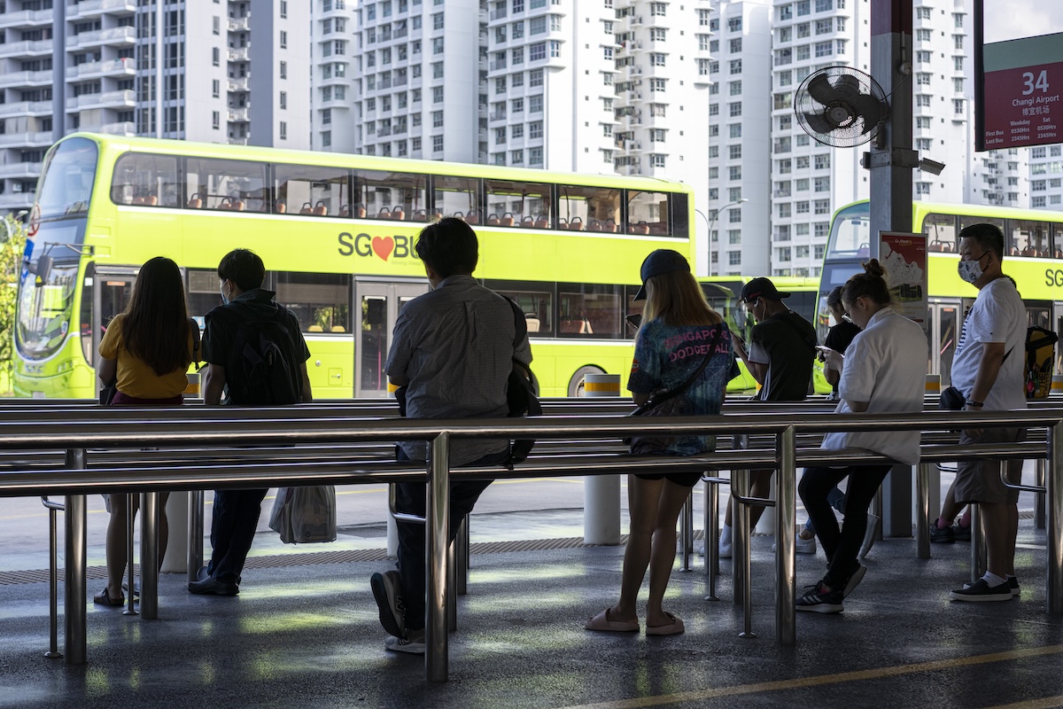 A Singapore chi ascolta la musica ad alto volume sugli autobus pubblici potrà essere multato