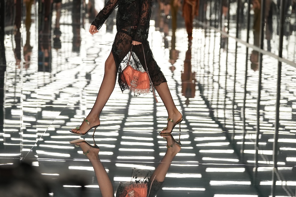 Una modella alla sfilata di Fendi durante la settimana della moda di Milano (AP Photo/Antonio Calanni)