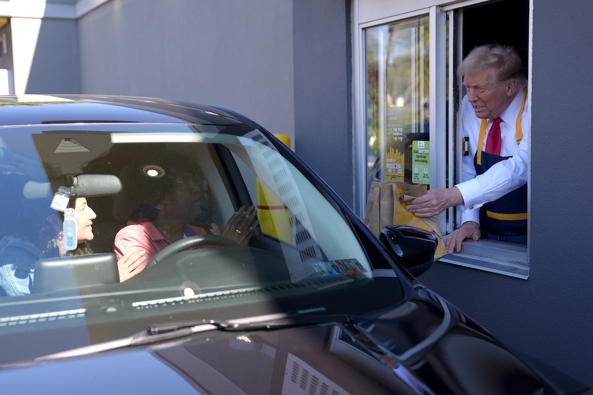 Donald Trump consegna un ordine a un cliente di un McDonald