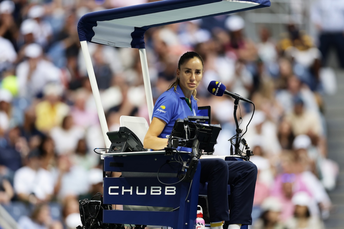 L’arbitra di sedia Marijana Veljovic rivolta verso uno dei tennisti