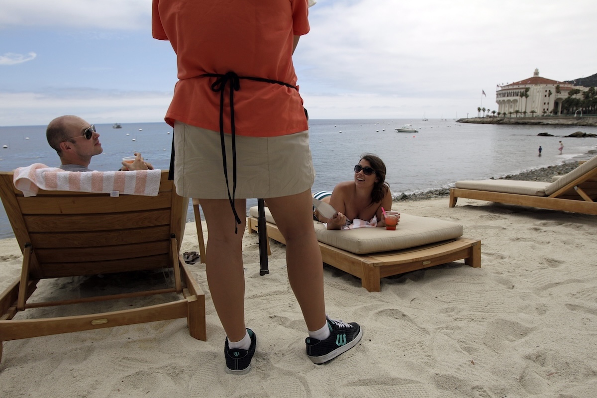 Due bagnanti ordinano del cibo in spiaggia