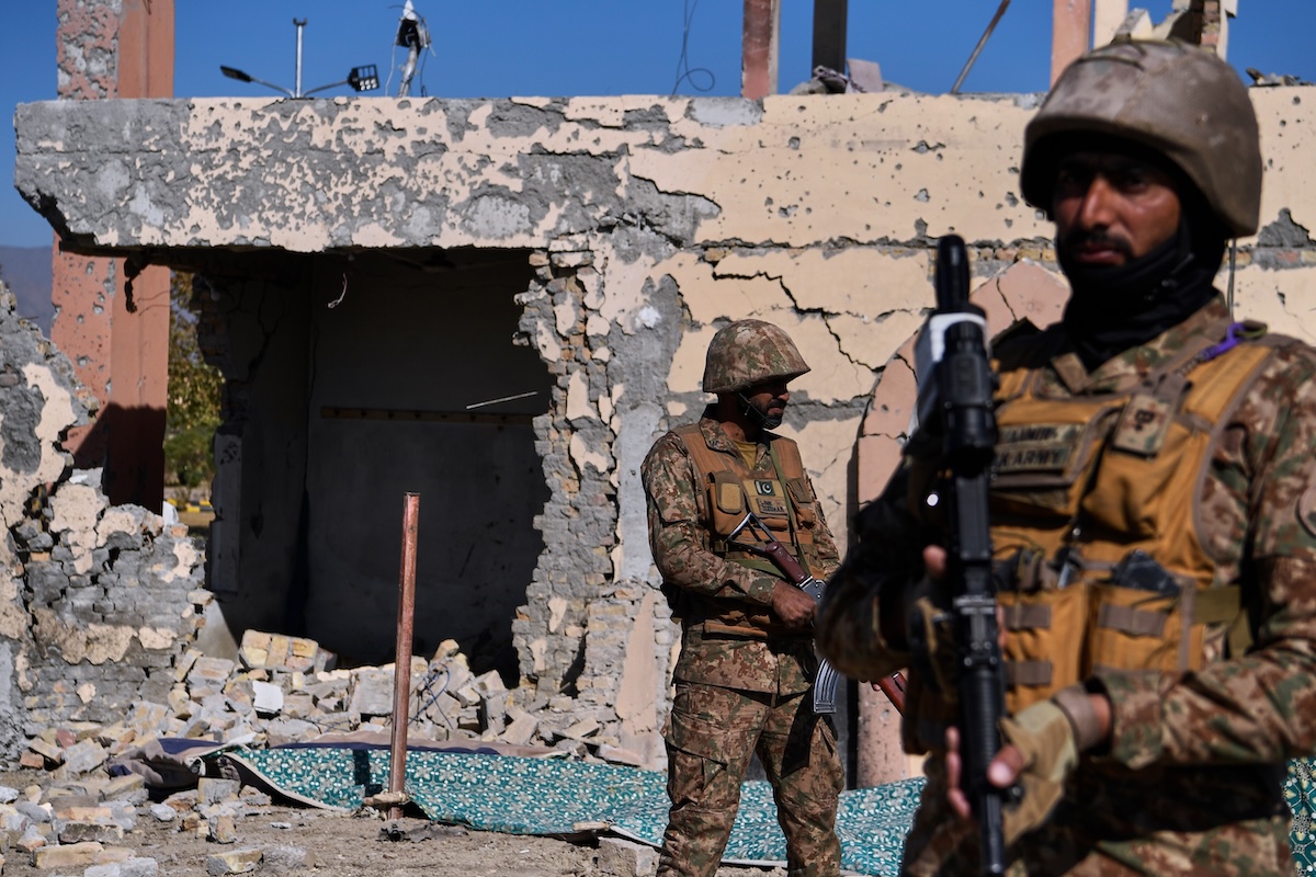 Il Pakistan ha bombardato dieci obiettivi in Afghanistan