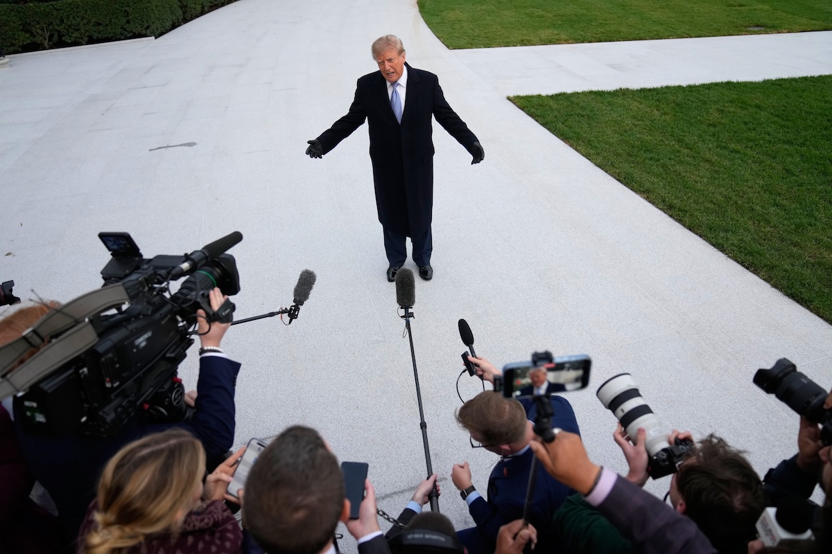 Negli Stati Uniti un giudice ha ordinato di ripristinare l’accesso alla Casa Bianca ai giornalisti banditi da Donald Trump