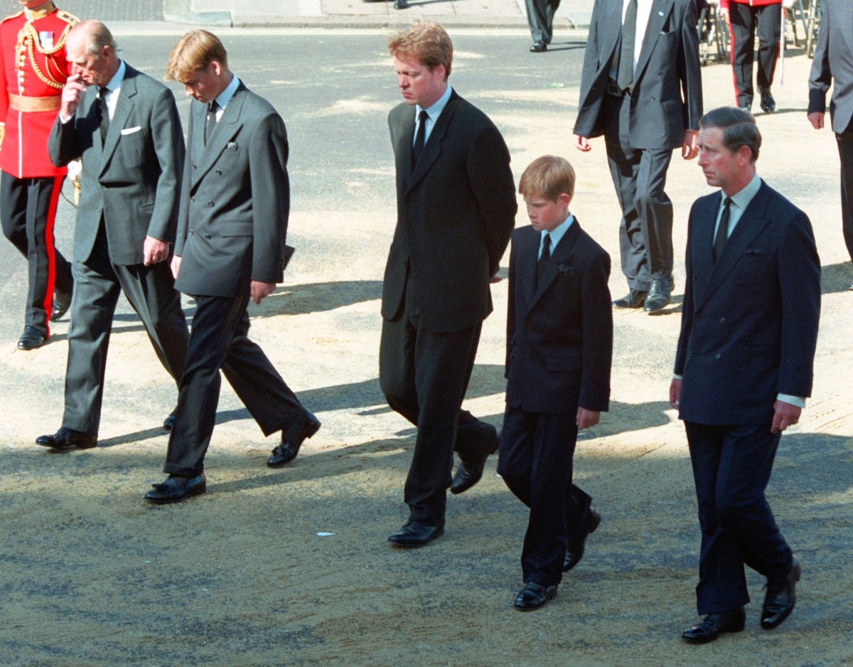 Il principe Filippo, il principe William, Charles Spencer, il principe Harry, e l'allora principe Carlo, durante i funerali di Diana a Londra, il 6 settembre 1997