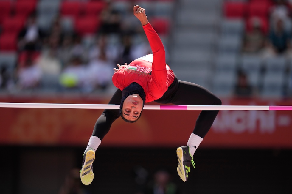 L’iraniana Fatemeh Mohitizadeh durante il salto in alto nell’eptathlon femminile ai Giochi asiatici (AP Photo/Dita Alangkara)