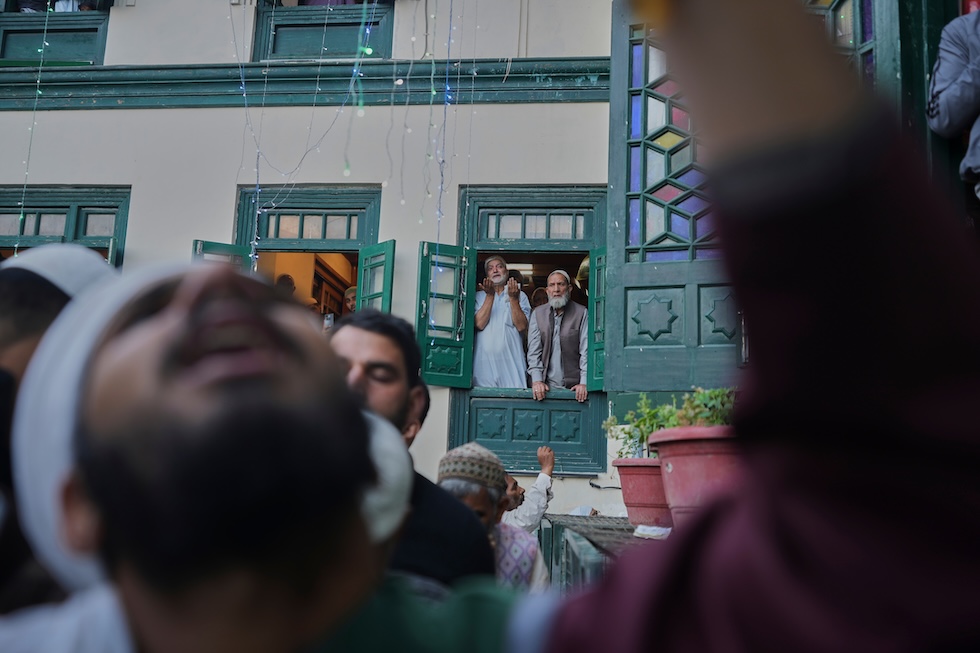 Fedeli musulmani kashmiri pregano mentre viene mostrata una reliquia del santo sufi Syed Abdul Qadir Gilani durante l’Urs, la commemorazione annuale del santo (AP Photo/Mukhtar Khan)