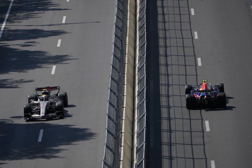 I piloti Gabriel Bortoleto, a sinistra, e Max Verstappen durante la prima sessione di prove libere in vista del Gran Premio d’Azerbaigian di Formula 1 (AP Photo/Pavel Bednyakov)