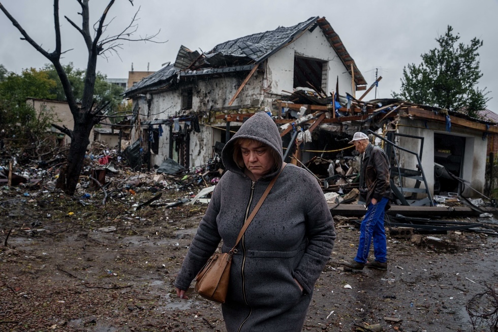 Due persone vicino a una casa gravemente danneggiata da un attacco russo (AP Photo/Evgeniy Maloletka)