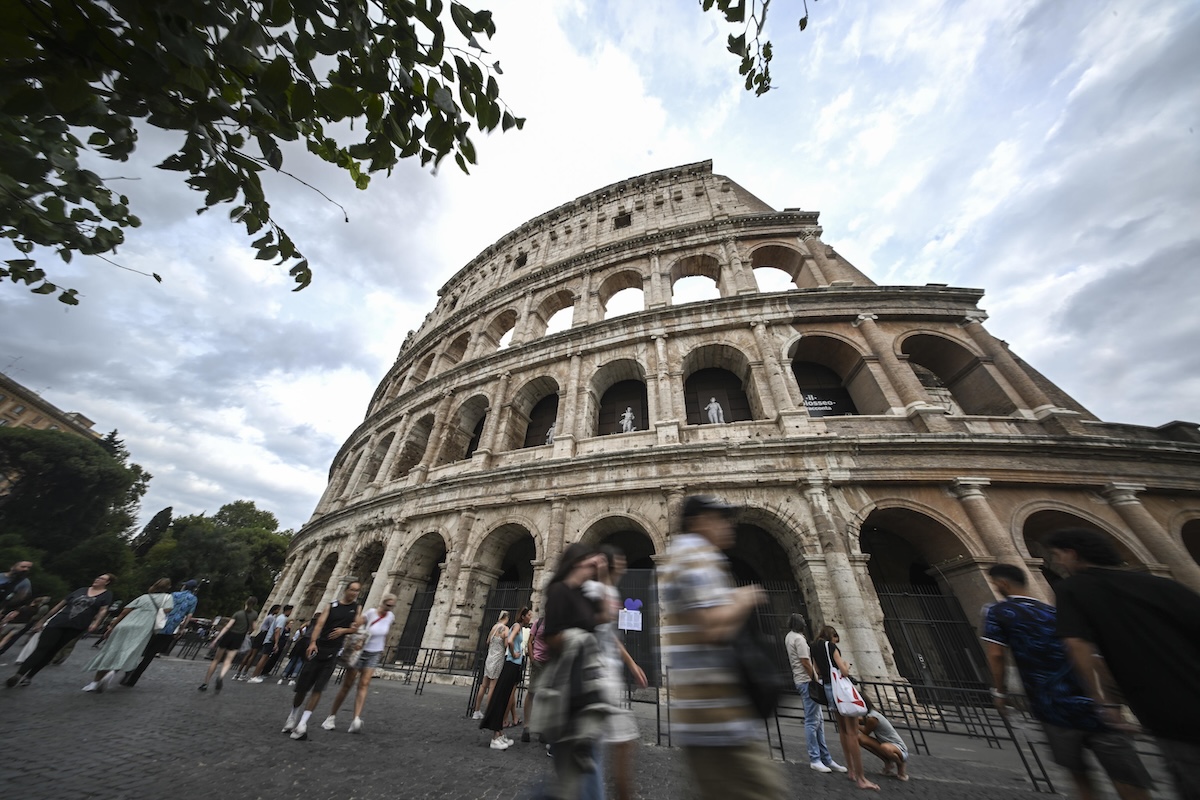 Il Colosseo resterà chiuso per lutto anche venerdì, dopo la morte di un operaio ventiduenne