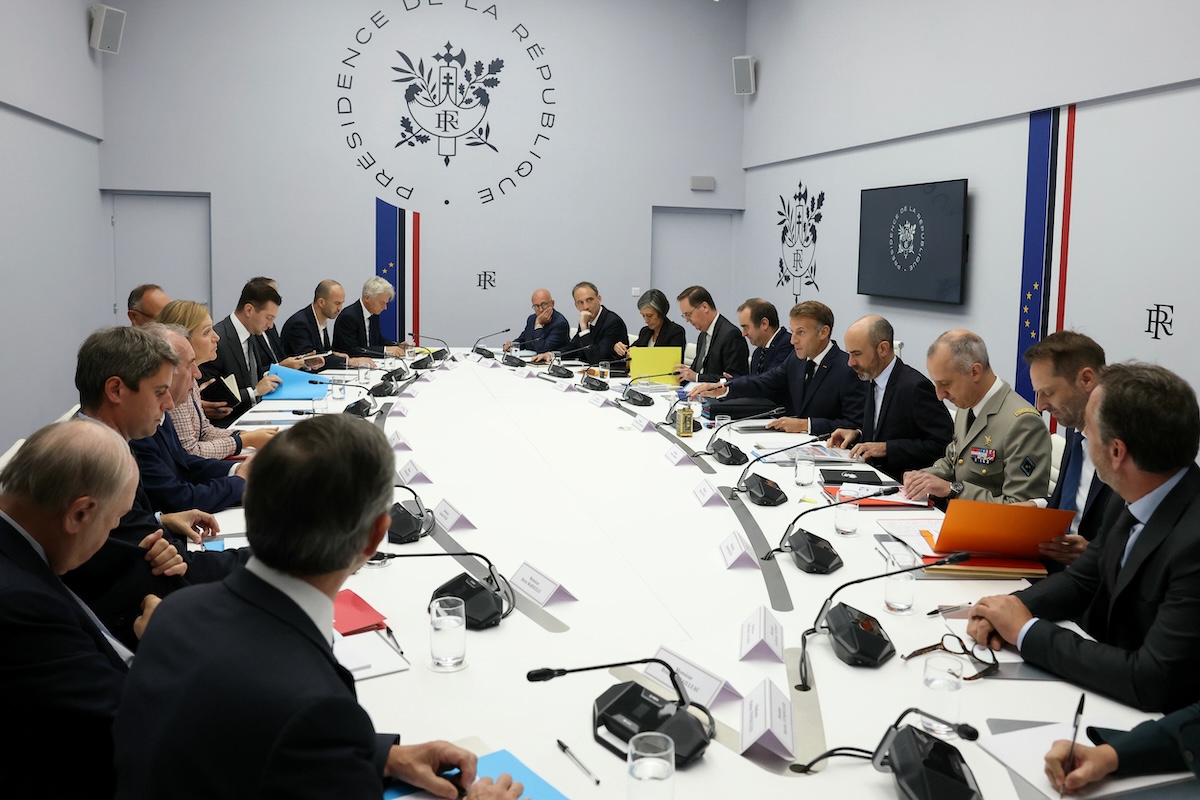 La storia dell’incontro che ha agitato i partiti francesi sulla Russia