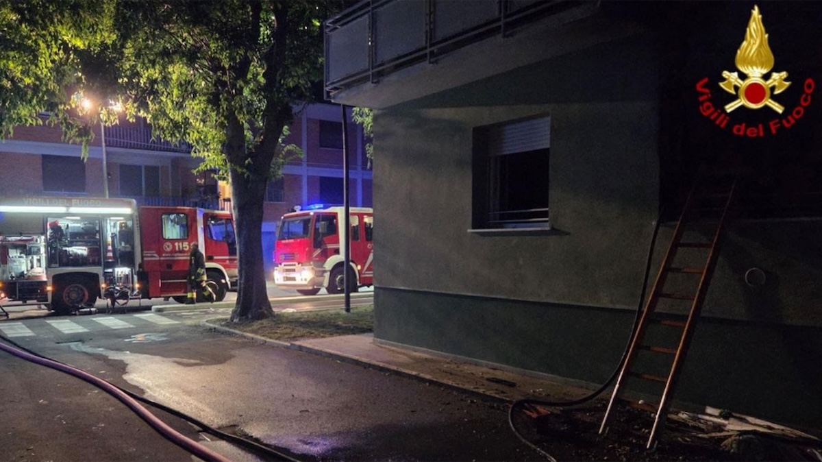 A Lucca due persone sono morte in un incendio in una palazzina: ci sono anche 13 feriti