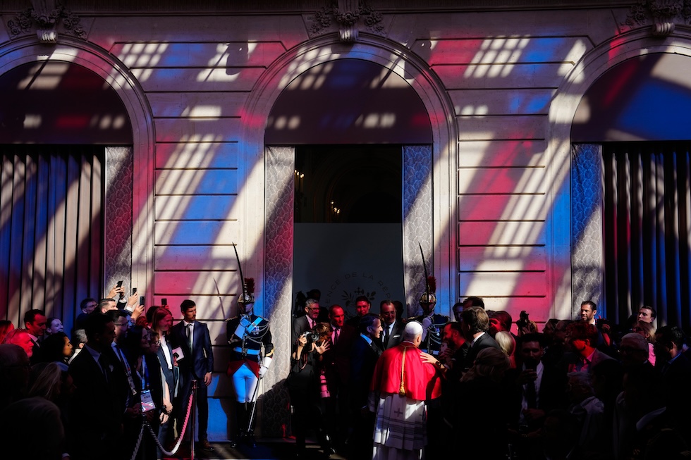 Papa Leone XIV, al centro a destra, e il presidente francese Emmanuel Macron fuori dal palazzo dell’Eliseo (AP Photo/Teresa Suarez)