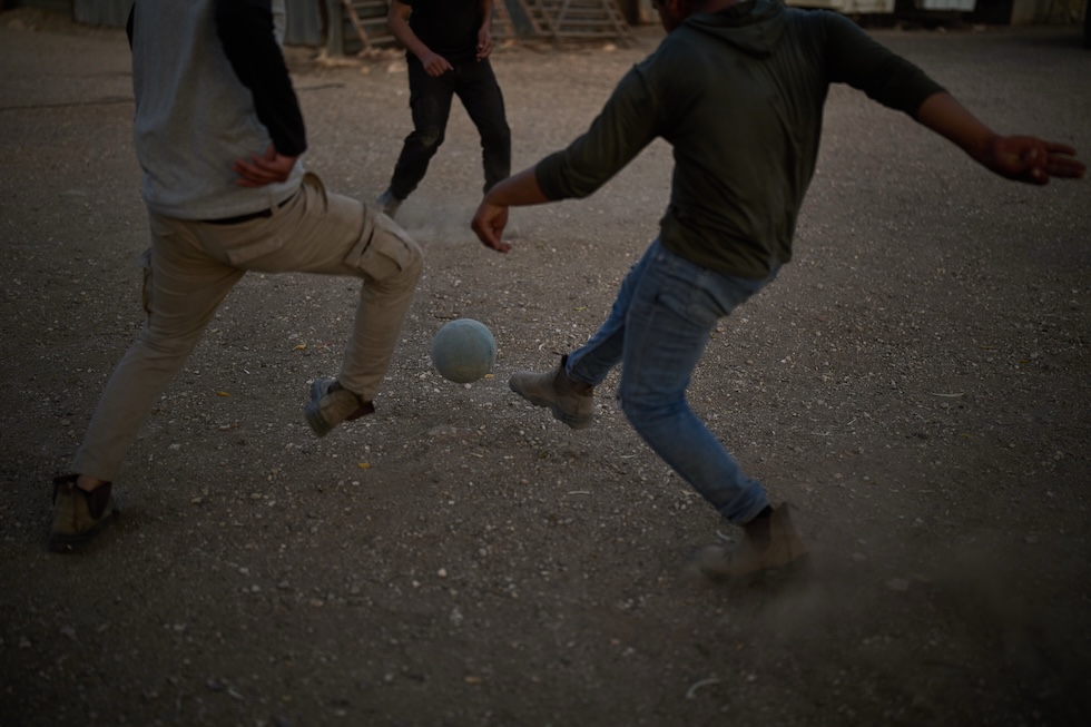 Membri di una comunità palestinese beduina giocano a calcio in periferia (AP Photo/Leo Correa)