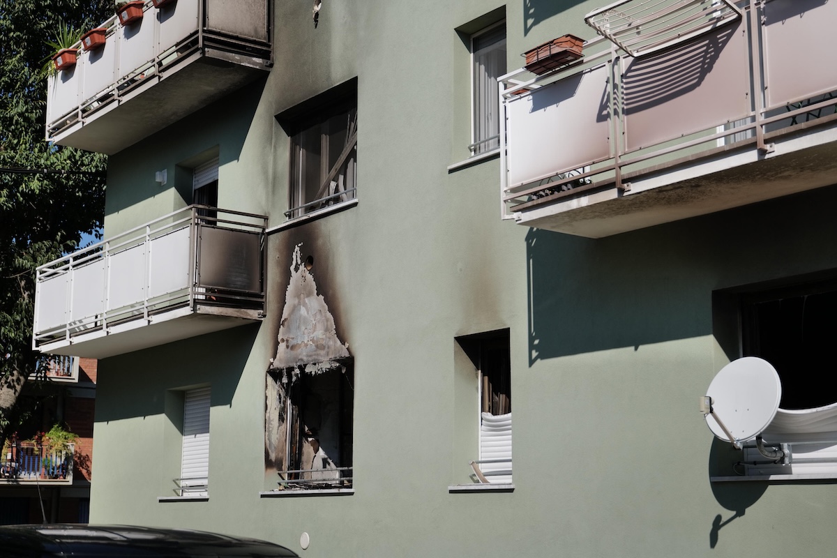 A Lucca due persone sono morte in un incendio in una palazzina: ci sono anche 13 feriti