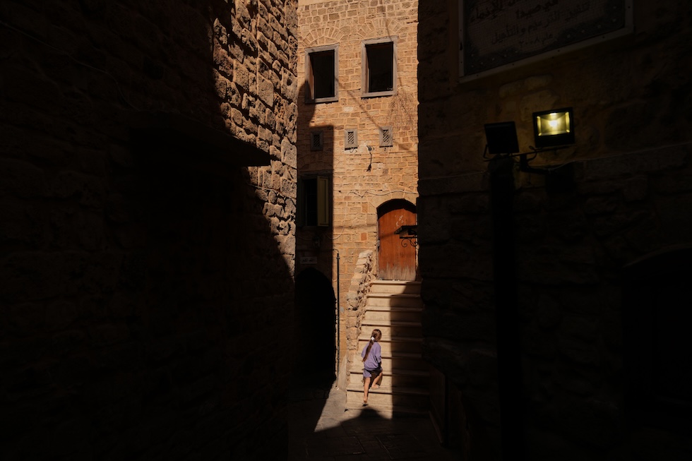 Una bambina cammina in un vicolo della città vecchia (AP Photo/Hassan Ammar)