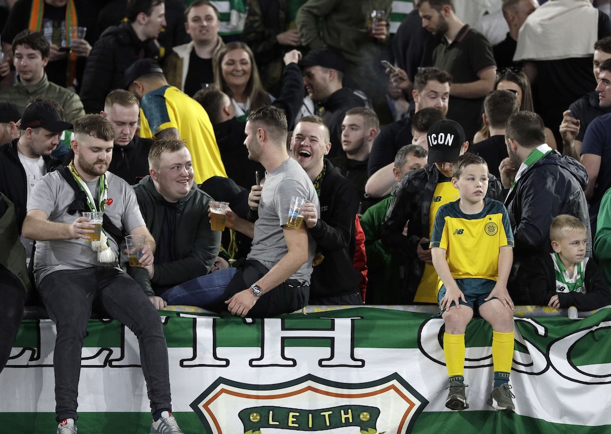 Un gruppo di tifosi del Celtic con bicchiere di birra in mano