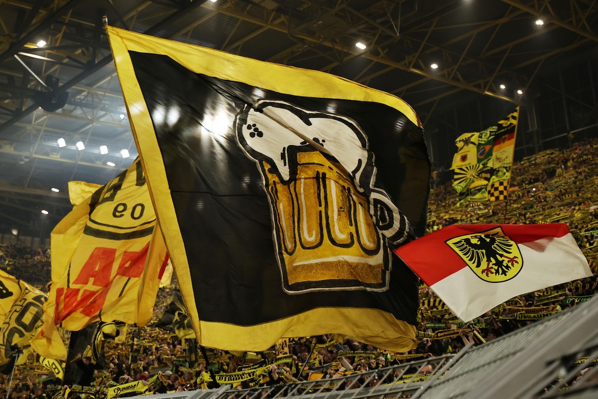 I tifosi del Borussia Dortmund sventolano una bandiera con il logo di una birra