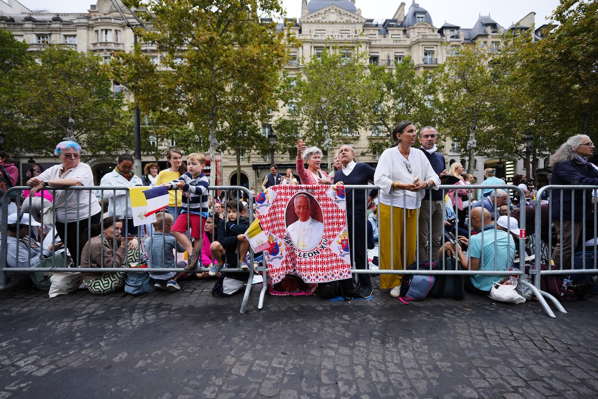 Persone che attendono l'arrivo di Papa Leone XIV per celebrare la messa in Place de la Concorde (AP/Aurelien Morissard)

