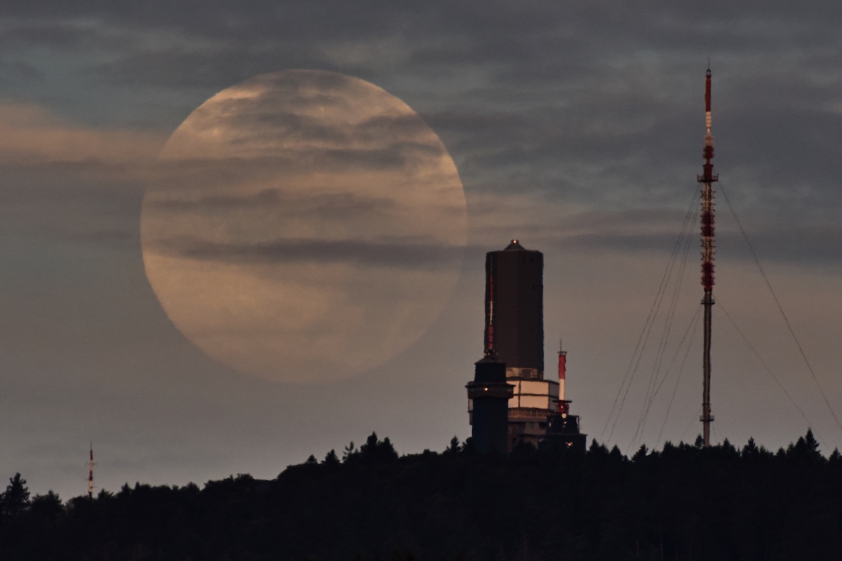La luna piena tramonta Feldberg, vicino a Francoforte, in Germania (AP Photo/Michael Probst)
