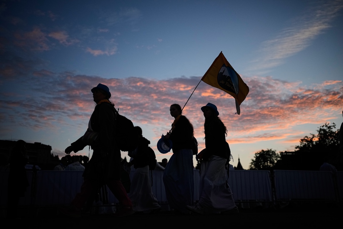 Fedeli arrivano al santuario di Lourdes, in Francia, per partecipare alla messa di papa Leone XIV (AP Photo/Laurent Cipriani)