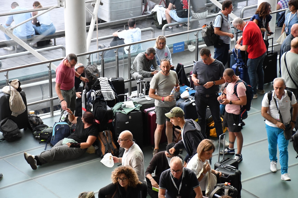 L’aeroporto di Catania resterà chiuso almeno fino alla mezzanotte di domenica per la cenere dell’Etna