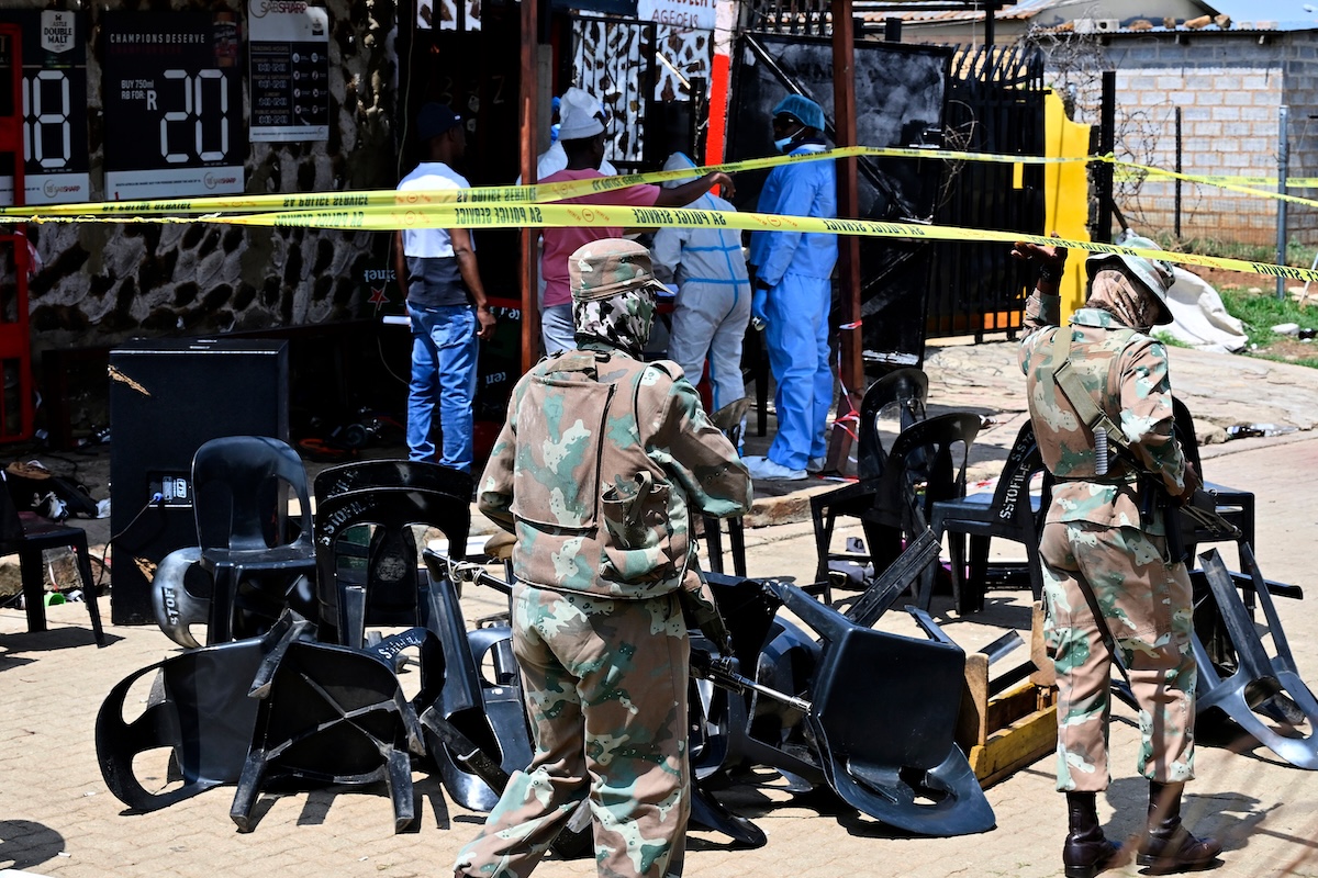 27 persone sono state uccise in due sparatorie di massa in Sudafrica