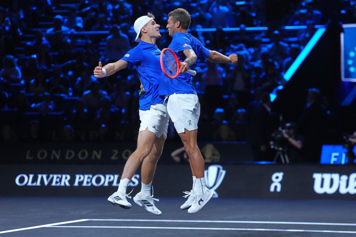 Il tennista italiano Flavio Cobolli e il ceco Jakub Mensik festeggiano la vittoria contro lo statunitense Taylor Fritz e l'australiano Alex De Minaur nel doppio alla Laver Cup, un torneo in cui si sfidano due squadre che rappresentano l’Europa e il resto del mondo (AP Photo/Maja Smiejkowska)