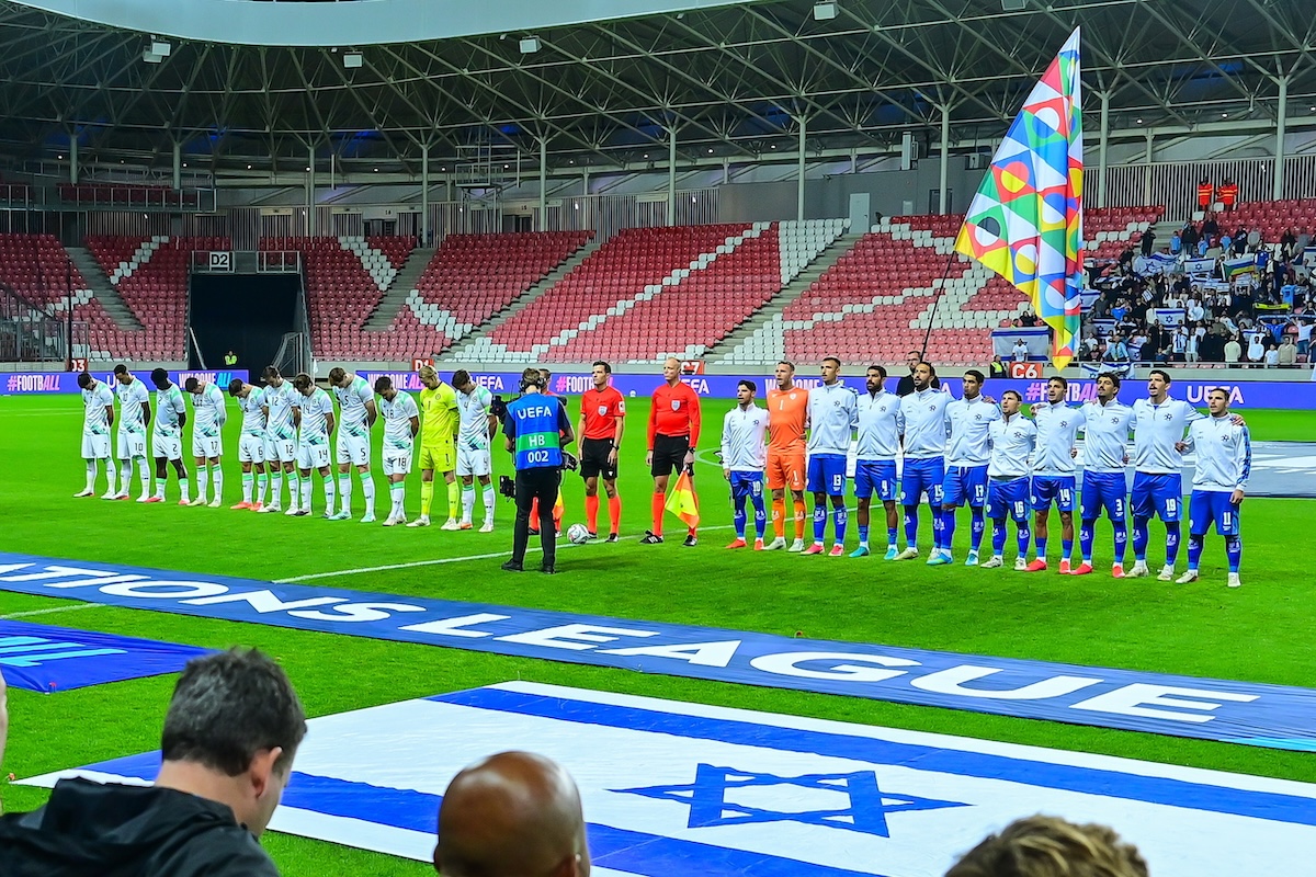 Leggi l'articolo: I calciatori dell’Irlanda con la fascia nera al braccio in segno di protesta contro Israele