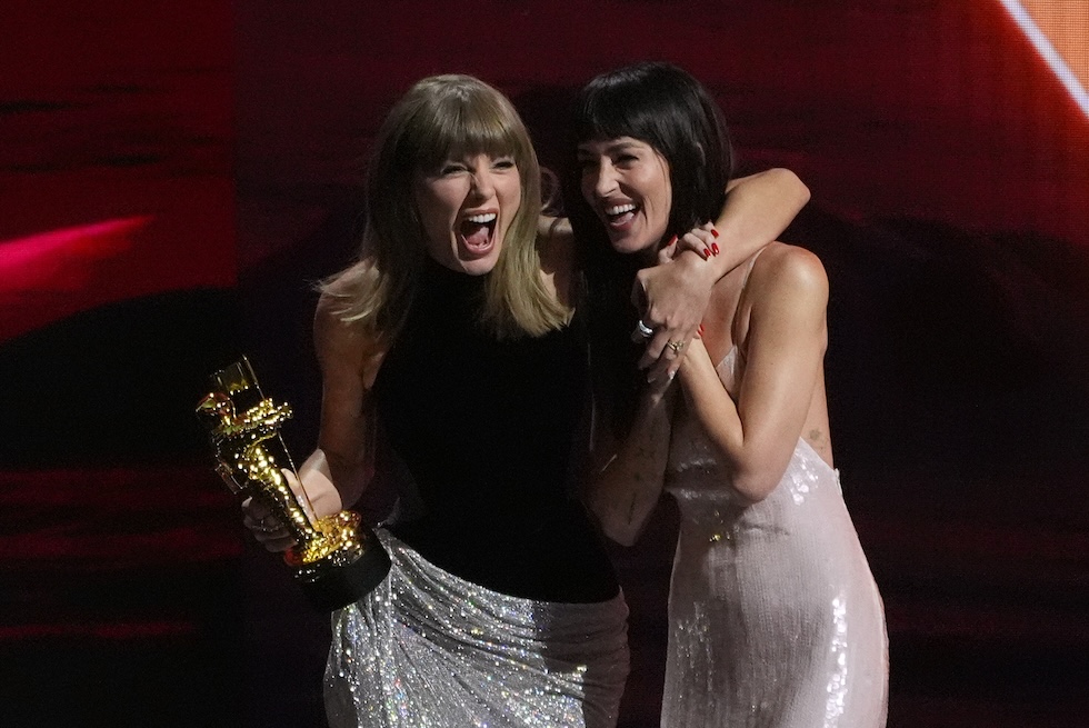 Dakota Johnson e Taylor Swift, che ha ricevuto il premio Artist Director Honors (un nuovo riconoscimento per gli artisti che assumono il ruolo di registi dei loro video musicali), agli MTV Video Music Awards (AP Photo/Chris Pizzello)